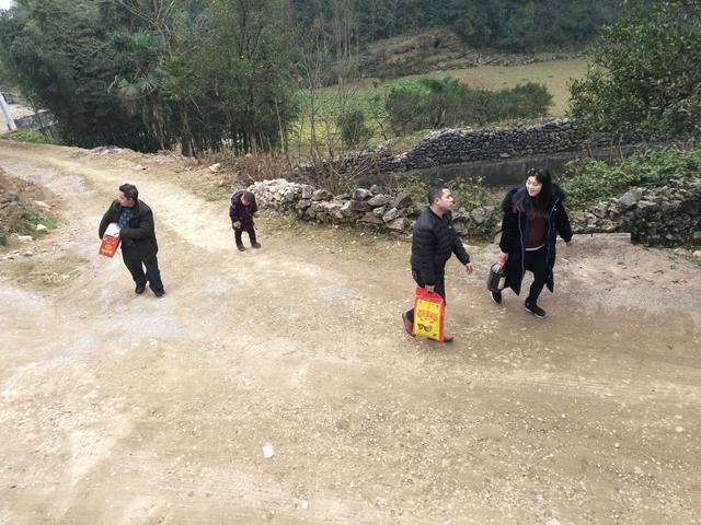 姐姐来拜年，婆婆忙着炖猪蹄，煮排骨，做了一大桌子好吃的招待