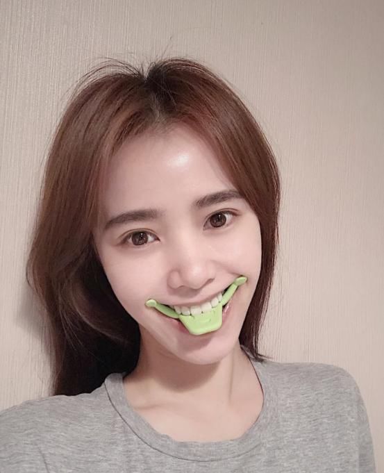 明星笑起来好看你却僵硬，那是因为你这里不好看，3招改善