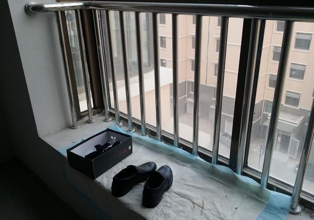 朋友在县城里买了新房，毛坯房没装修就入住了，两口幸福满满