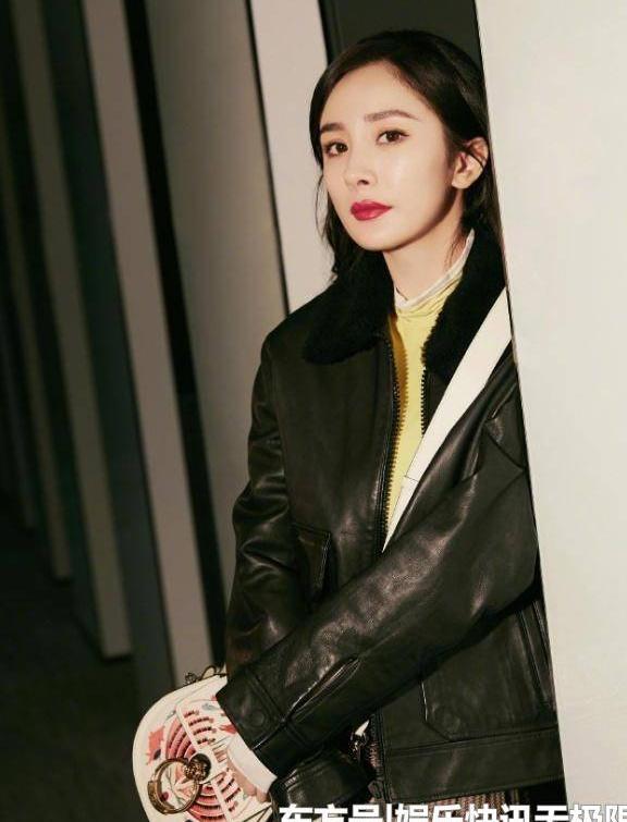 杨幂厉害了!穿皮夹克配格纹半身裙女神范十足