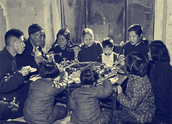 记忆中的年夜饭,见证着时代的变迁,几张照片带你看看六十年来年夜