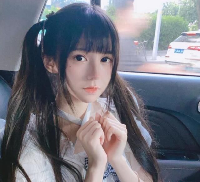 蔡萝莉又被实锤了，小腿堪称运动员，没有美颜小腿肌肉一大坨