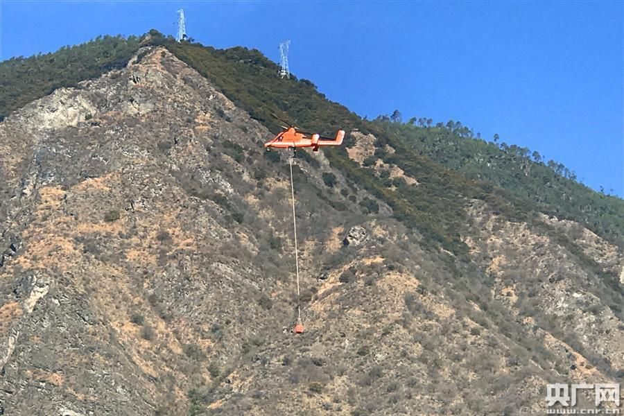 四川木里森林火灾火场用直升机对悬崖等危险地
