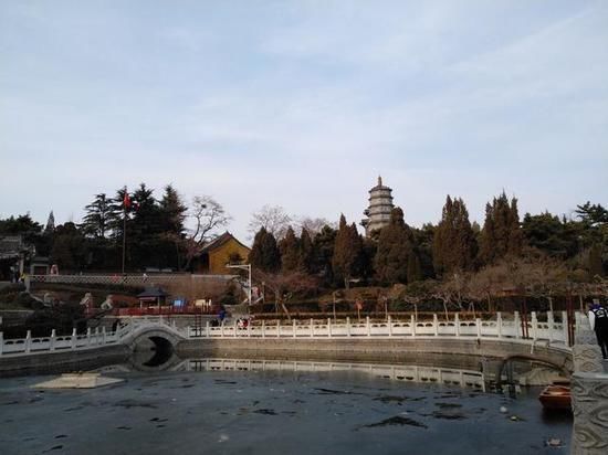 青岛湛山寺上空出现罕见的“彩虹照寺奇观”