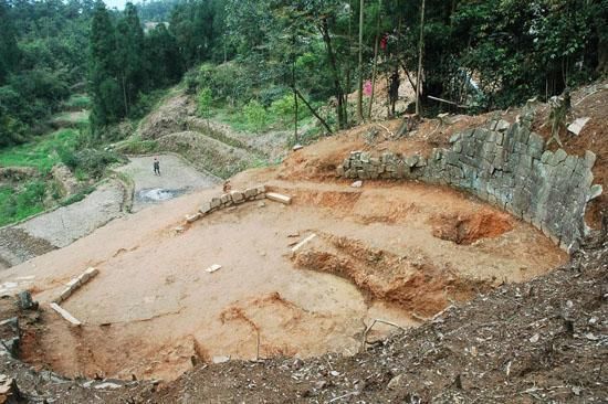 浙江一偏远山村有座墓地，墓主人不知是谁，千百年来无人敢打主意