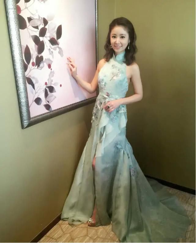 林心如美回紫薇!一袭削肩改良旗袍,搭配卷发气质古典尽显东方美
