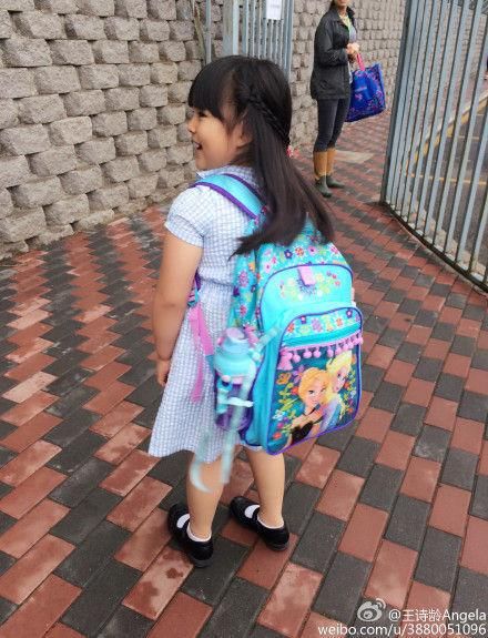 李湘8岁女儿王诗龄背万元豪包逛街,又掀起一场