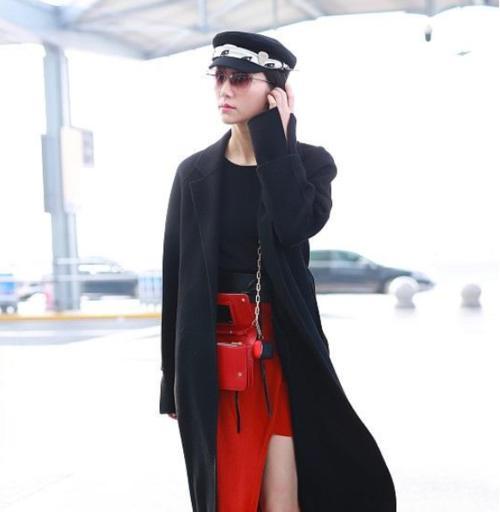 韩雪机场秀,黑色大衣开叉裙搭配小童帽,俏丽时