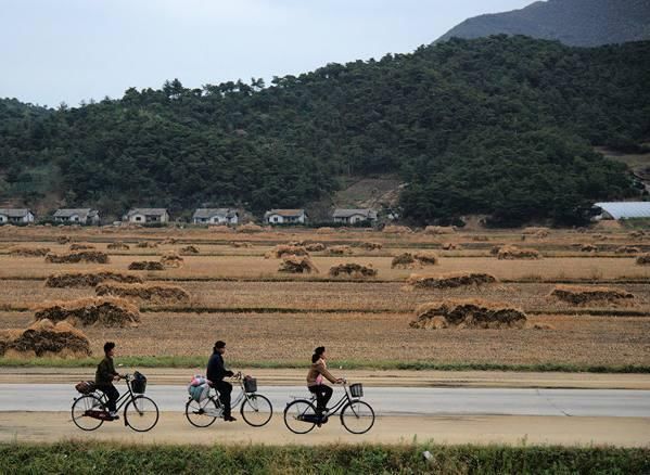 实拍朝鲜：百姓出门骑自行车，买面包的女兵颜值动人