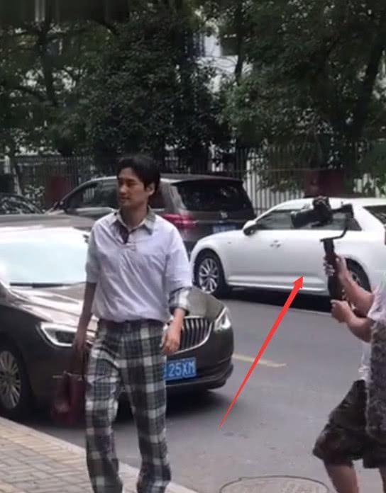 偶遇袁弘张歆艺夫妇,张歆艺瘦了一大圈,袁弘帮张歆艺拿包超恩爱 yg亚冠电子游戏