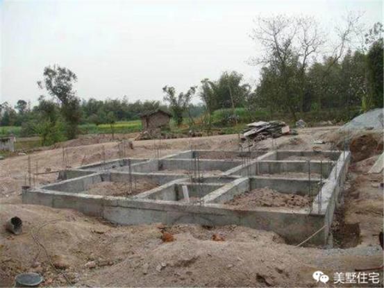 土帽父亲改造老家旧房建别墅,盖完后村里人都说太寒酸