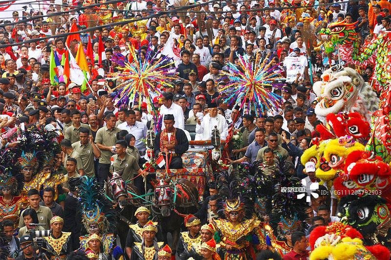 印尼总统维多多赴万丹省出席竞选集会 与支持