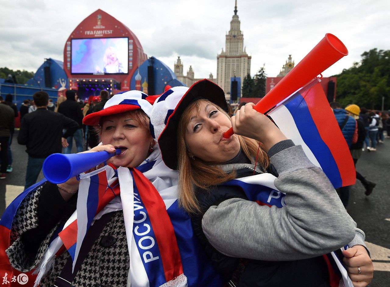 俄罗斯迎接世界杯的到来 疯狂女球迷迫不及待