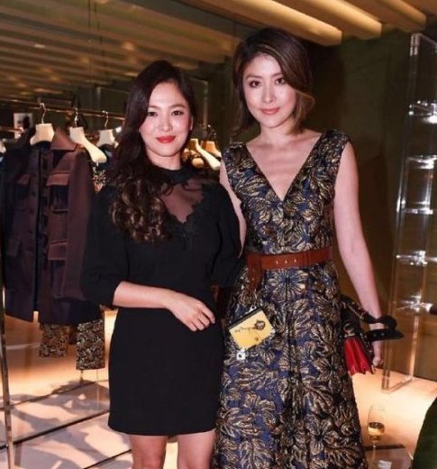 宋慧乔和陈慧琳一起合影,虽然在身高上一点儿不占优势,不过在气质上