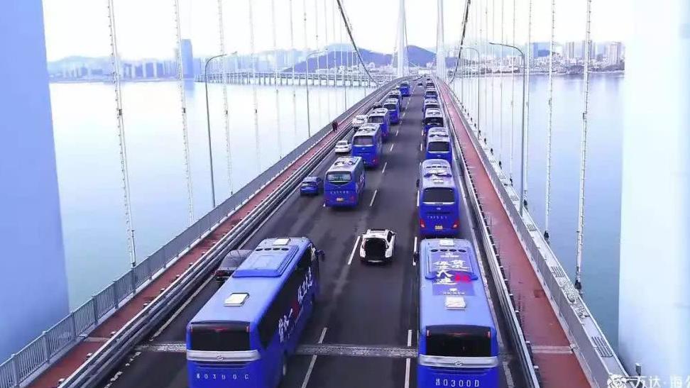 我们赢了!大连一方保级成功!20辆大巴全城巡游