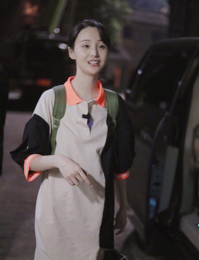 班了,穿拼接运动裙少女感爆棚,小脸一抬美成初恋