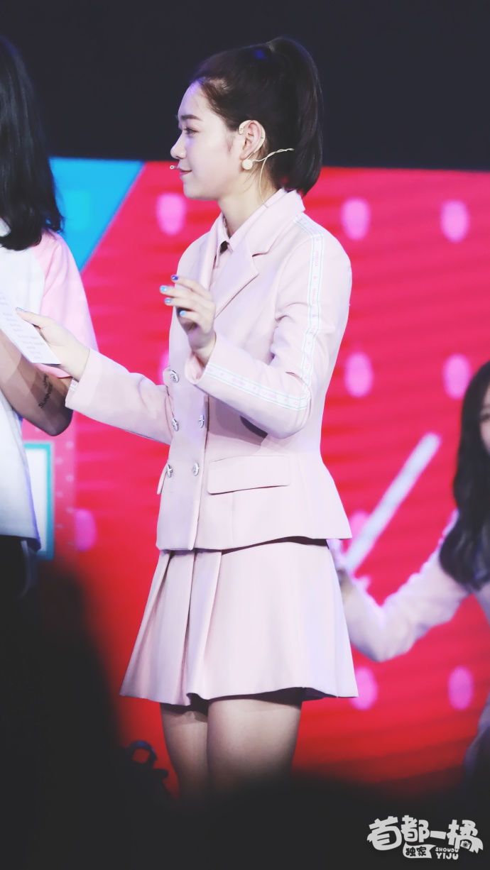 段奥娟穿粉色套装亮相doki大爬梯粉丝见面会，扎马尾辫笑容灿烂!