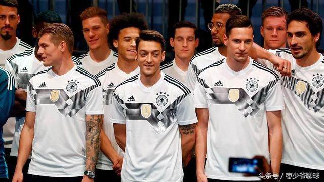 一睹为快:德国2018世界杯足球服主场白色,客场