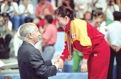 她是中国女子乒乓球第一个奥运冠军,现是乒超