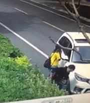 男子因感情纠纷开车碾压女子100余秒 随后逃逸