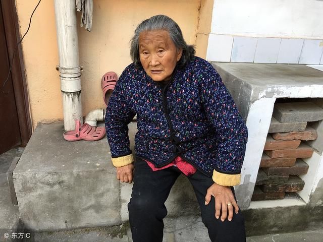 过年女婿开车来接,老母亲塞给女婿一个信封,女婿拆开后惊喜来了