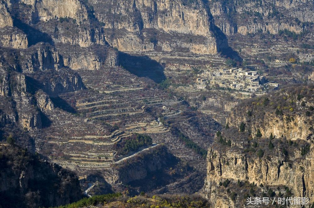 岳飞后代逃难藏匿深山中，用石头在绝壁上建了一处“世外桃源”