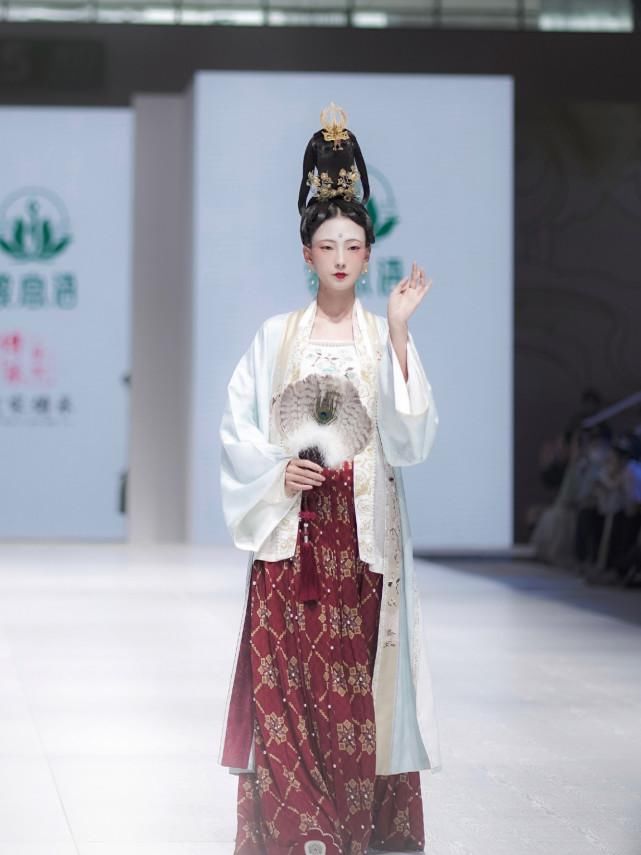 华裳九州汉服走秀到底怎么了？频繁上多次热搜，原因竟是因为这个