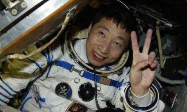 为什么宇航员上太空前，要把指甲整个拔掉？说出来你都不敢信