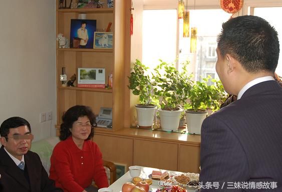 陪女友回家，她爸要加我好友，看到他偷偷发来的信息，我说不出话