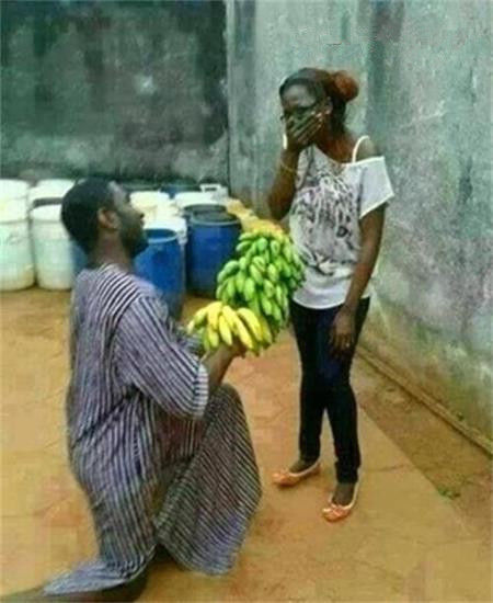 这个非洲穷男孩拿着一串大香蕉求婚被当做土豪