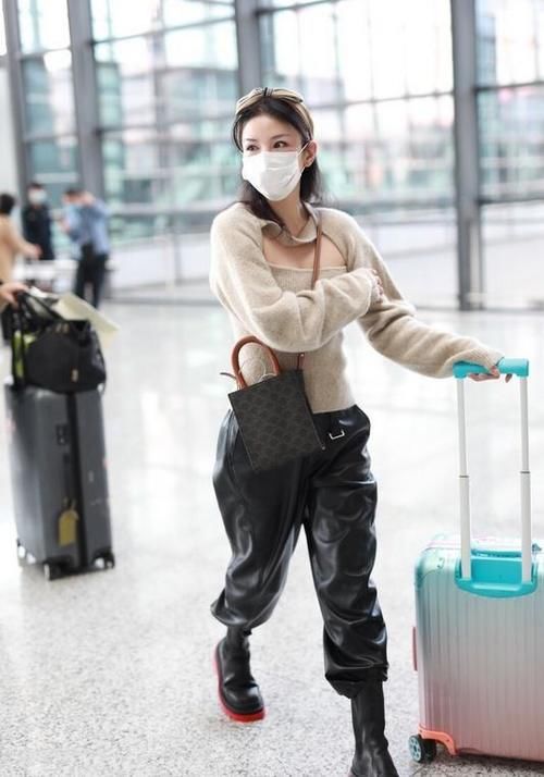 被黄奕美哭了！这么大胆的镂空毛衣都敢穿，性感摩登不失少女感