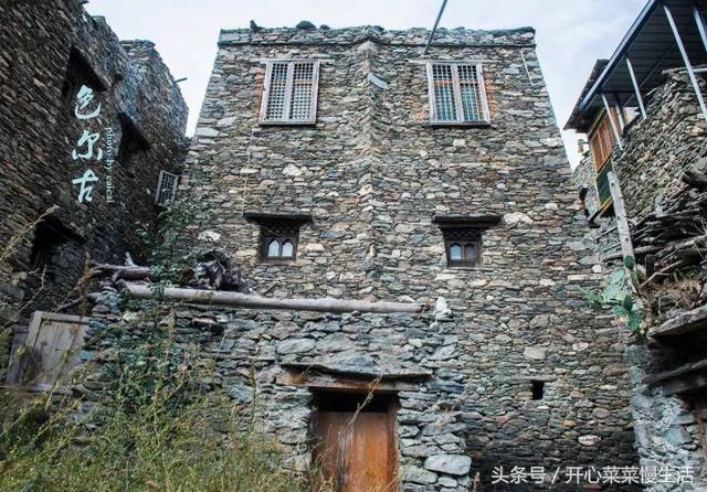 这个寨子好奇怪,结婚三年不让同房,小伙急了,只