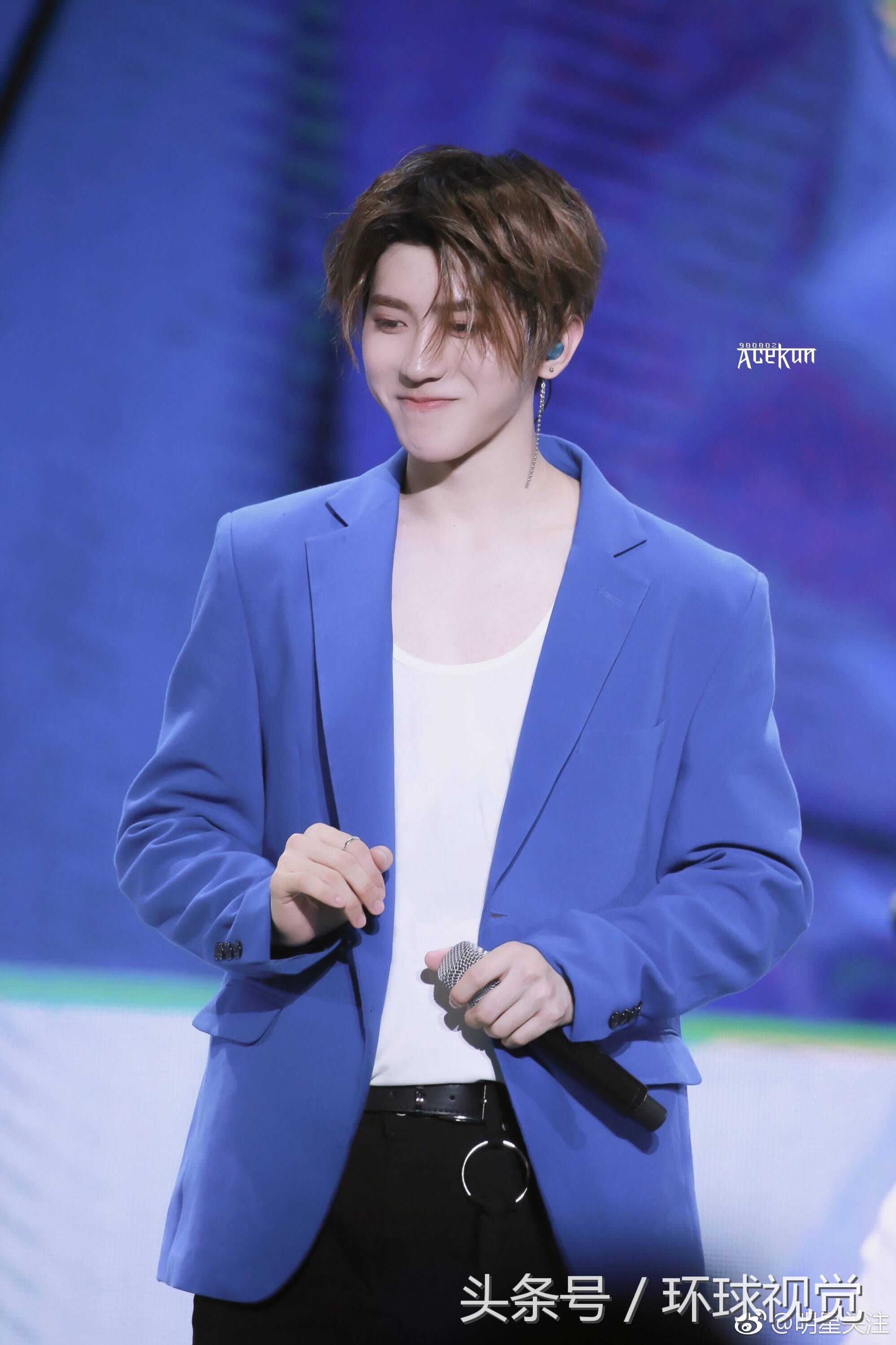 蔡徐坤一身蓝色西服搭配白色T恤,严肃间不乏休