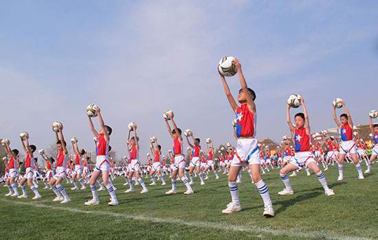 网曝某校要求60%学生注册足球运动员 名记怒