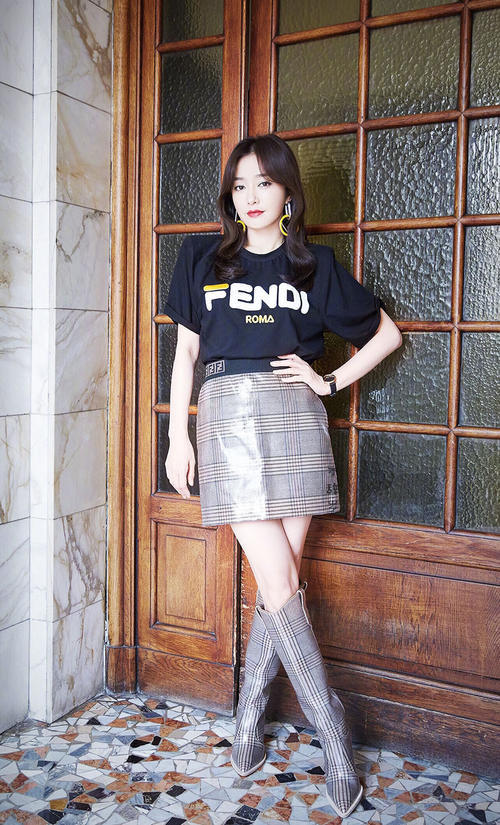 董洁,秦岚时装周同框比美,撞耳坠撞鞋,皇后娘娘,这不巧了嘛