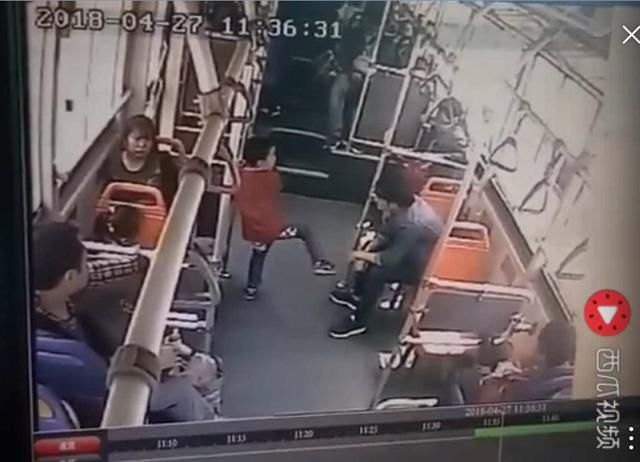 如何看待四川遂宁一男子公交车上殴打小孩?