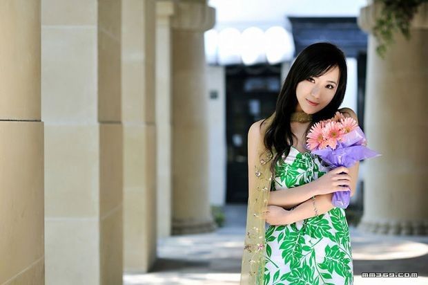 旅途中遇到的手捧花朵的女孩