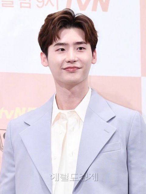 李钟硕又出新造型,浅色西装穿出痞帅感,颜值太