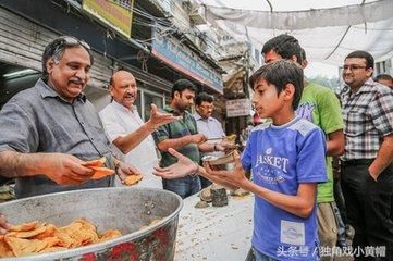 到印度旅游的中国美女，被眼花缭乱的印度街头美食“镇住了”