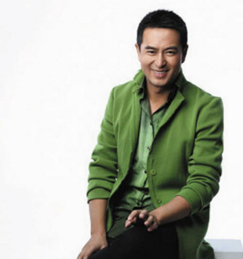 帝张嘉译现身机场,48岁驼背发福真是太尴尬,路