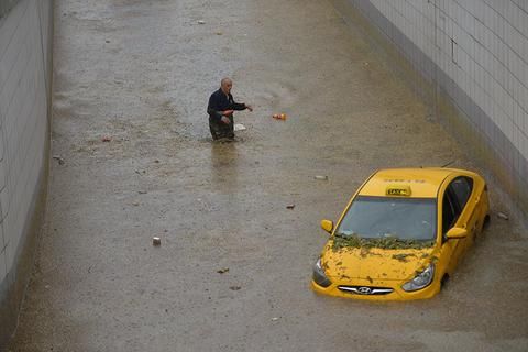 土耳其暴雨街道被淹 民众坐车顶等待救援