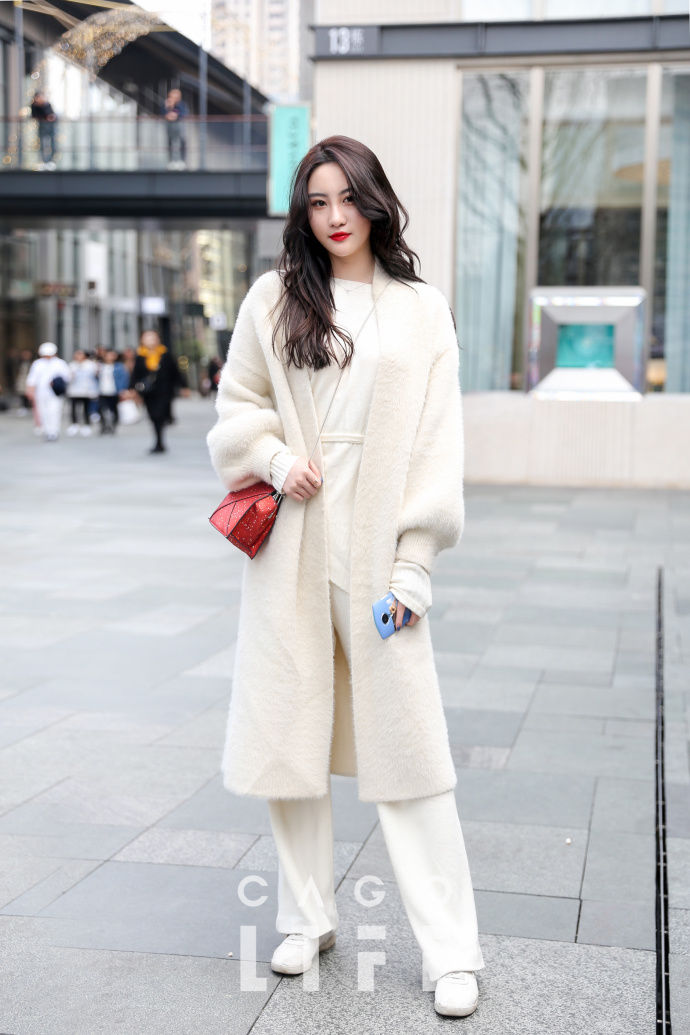 成都街拍,牛仔衣外套内搭红黑格子衬衫,休闲与