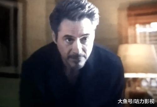 复联4钢铁侠葬礼:梅姨安慰帕克,浩克掩面而泣