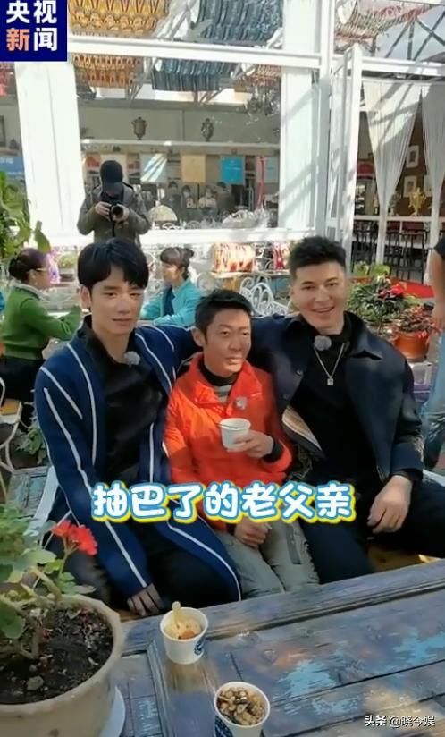 撒贝宁：和2位篮球运动员合照引热议，就连央视也拿小撒身高打趣