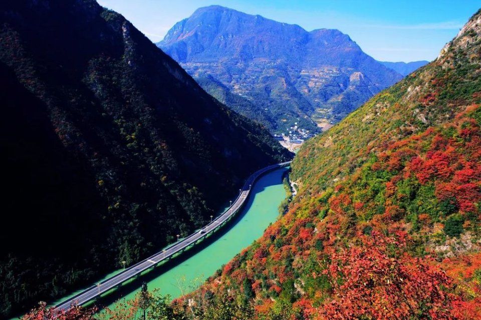 【美翻了，我的村】湖北宜昌深渡河村:车在画中“游”