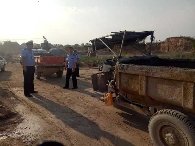 合阳公安交警查获2台无牌三轮车消除工地交通