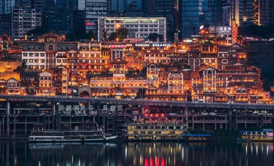 热辣火锅、梦幻夜景、曲折山路,与奇瑞艾瑞泽5探秘魔幻重庆