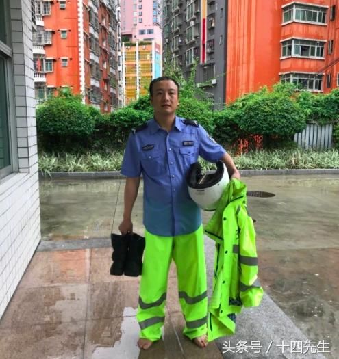 良心坏了！农夫与蛇！交警雨天送考生，反遭家长投诉！官方怒回应