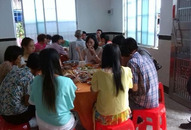 嫁给穷男友,结婚酒席摆了9桌,同学集体放鸽子,算账时我直发愁