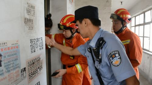 电梯故障孕妇被困 消防成功营救
